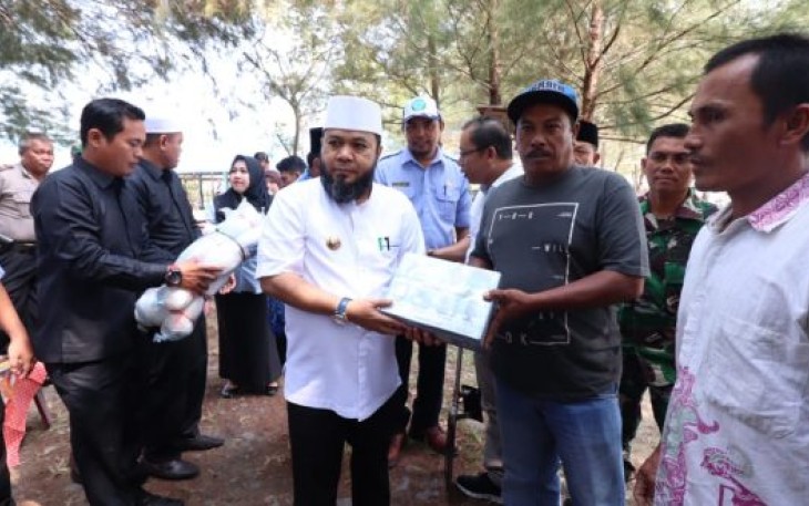 Wali Kota Bengkulu Helmi Hasan Berikan Secara Simbolis Bantuan 8 Unit Kapal Untuk Nelayan 
