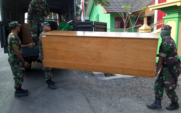 Personil Kodim 0703 Cilacap Turunkan Meja Tamu VIP