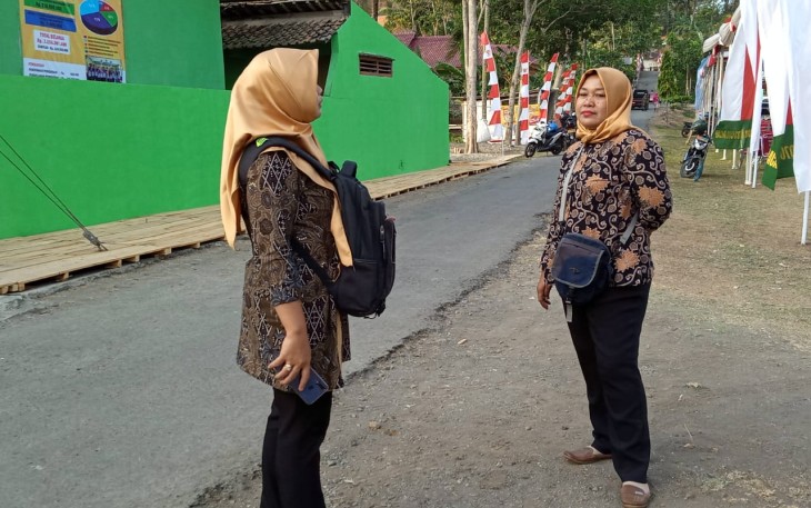 Anggota Persit Koramil 02 Jeruklegi pembukaan TMMD