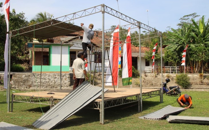 Warga Dusun Cironeng Persiapkan Pemasangan Tratag Pementasan Kesenian Tradisional