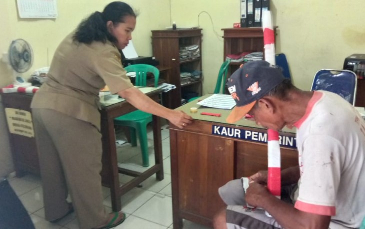 Kustomo dan Fajariyah Dipercaya Menghias Cangkul Dan Sekop Sebagai Symbol Upacara  Pembukaan TMMD