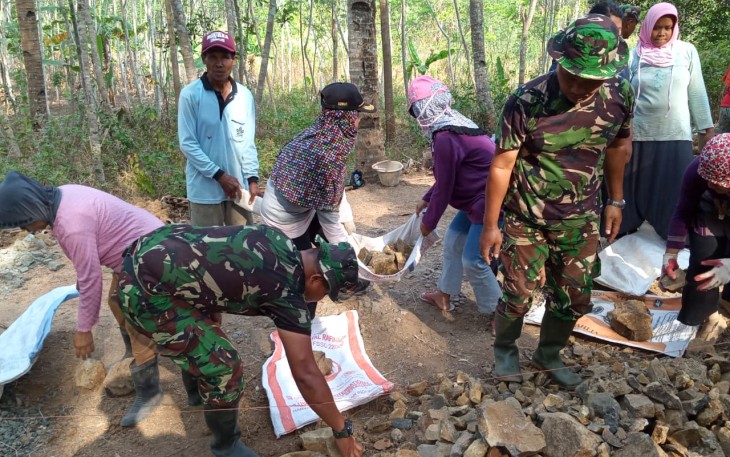 Semangat Kerja Warga Dan Satgas TMMD 106 Kodim Cilacap Masih Tinggi