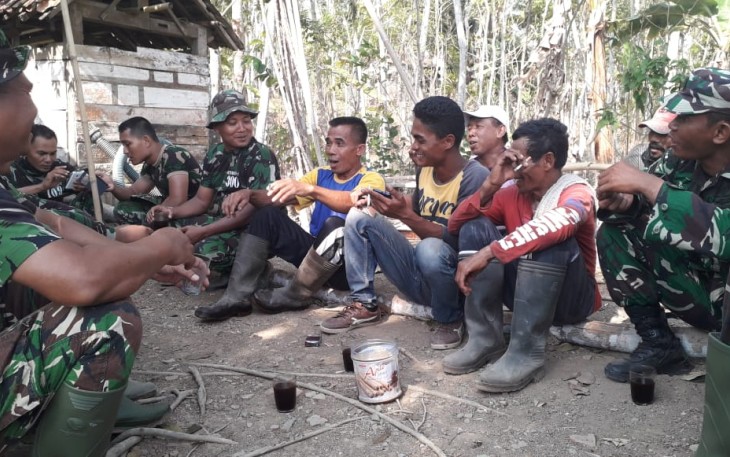 Keakraban TNI bersama Warga Desa Cilibang