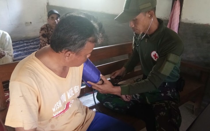 Tim Kesehatan Periksa warga desa Cilibang.