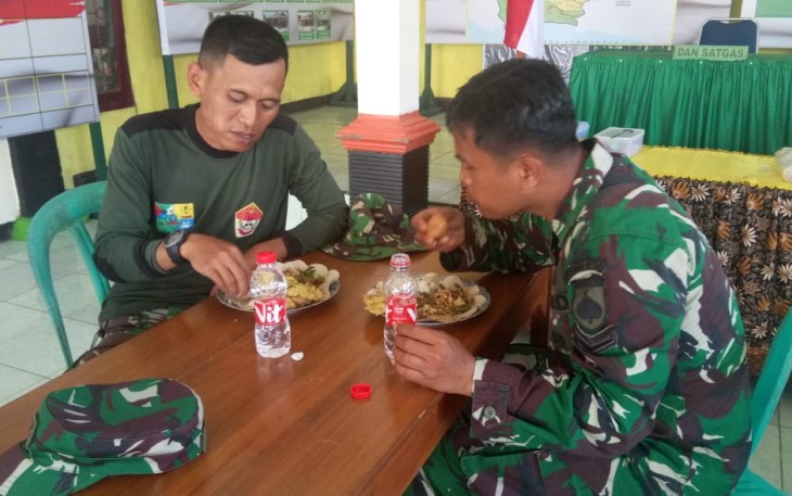 Serda Urip Ashari Dan Kopda Topik Nikmati Menu Pecel Buatan Ita.
