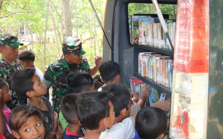 Anak-Anak Serbu Mobil Perpustakaan Kodim 0703 Cilacap