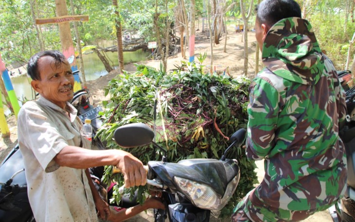Kusno saat bersama anggota TNI