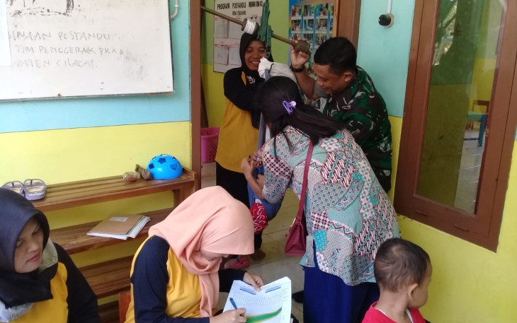 Satgas TMMD 106 Kodim Cilacap Bantu Posyandu Menur Sambil Memberikan Materi Wasbang