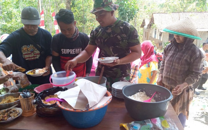Kopka Wawan menikmati masakan 