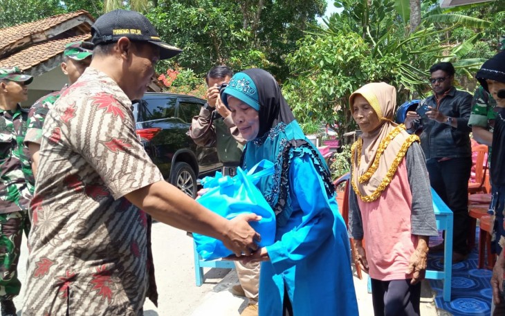 Sutiyah Terima Sembako