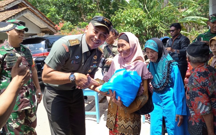 Kasiter Korem 071/WK Kunjungi Desa Cilibang dan Berikan Santunan 
