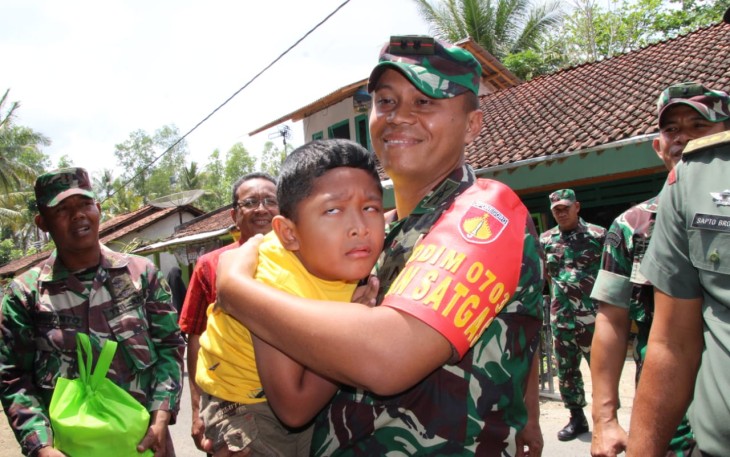 Pelukan Dansatgas TMMD Kodim Cilacap ke Anak Disabilitas