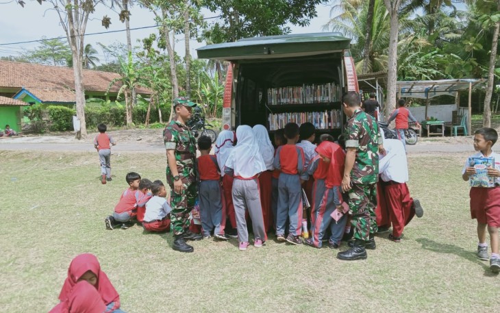 Perpustakaan Keliling TNI Diminati Warga Desa Lokasi TMMD 106 Kodim Cilacap