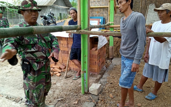 Warga Mendapatkan Brifing dari Satgas TMMD 106 Kodim Cilacap