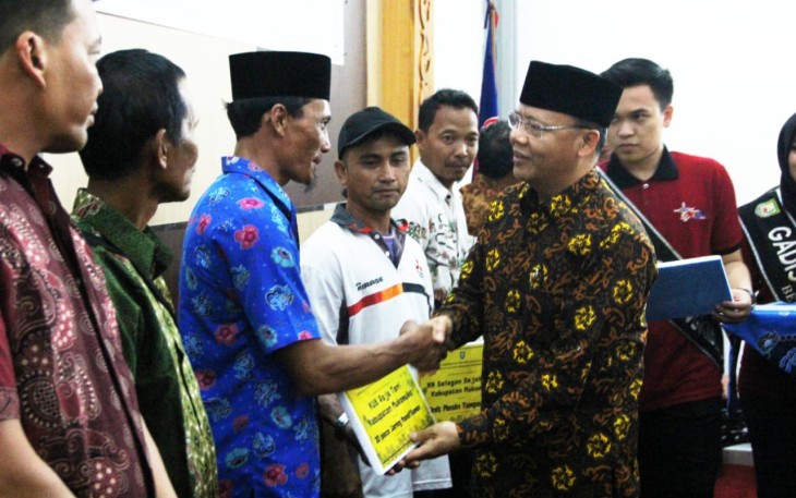 Gubernur Bengkulu Rohidin Mersyah Serahkan Bantuan Pada Kelompok Nelayan Kabupaten Mukomuko 
