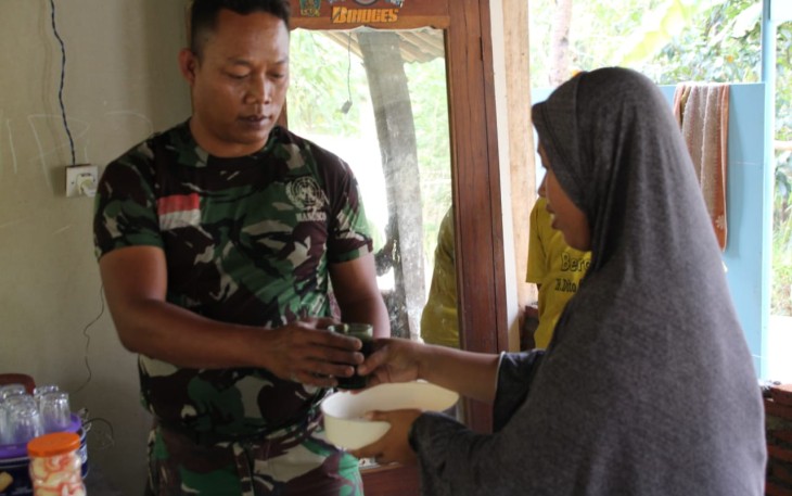 Dekatkan Hubungan Humanisme antara Satgas TMMD 106 Kodim Cilacap dengan Segelas Kopi