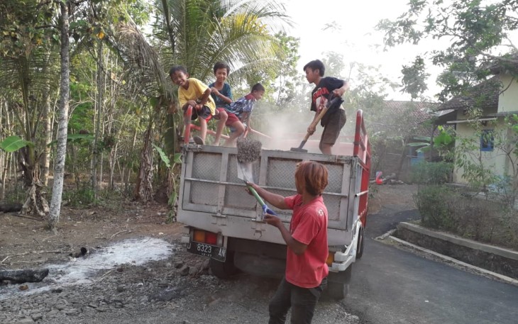 Anak-Anak Desa Cilibang Tak Kalah Gesit dengan Orang Tua Bantu Pengerjaan TMMD 106
