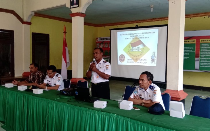 Kasi Keselamatan Lalulintas Dinas Perhubungan Sosialisasikan Keselamatan Lalulintas Di Desa Cilibang