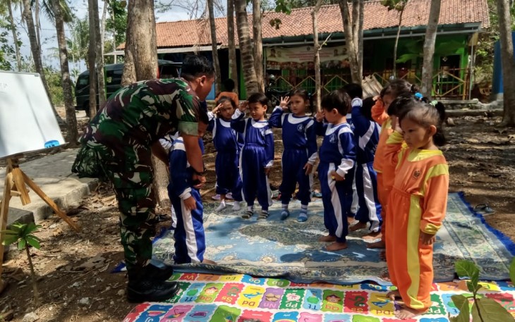 Satgas TMMD Ajarkan Cara Hormat Bendera yang Benar kepada Siswa PAUD