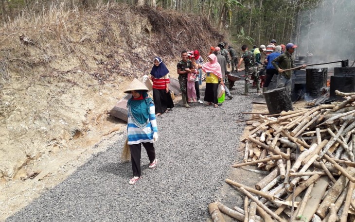 Warga Bersama Satgas TMMD galar Aspal Untuk Jalan Beber