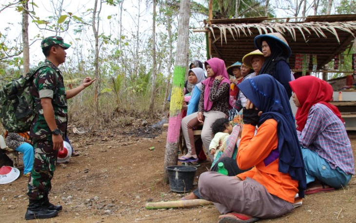 Diskusi Soal Bahaya Medsos Disela-sela TMMD 106 Kodim Cilacap