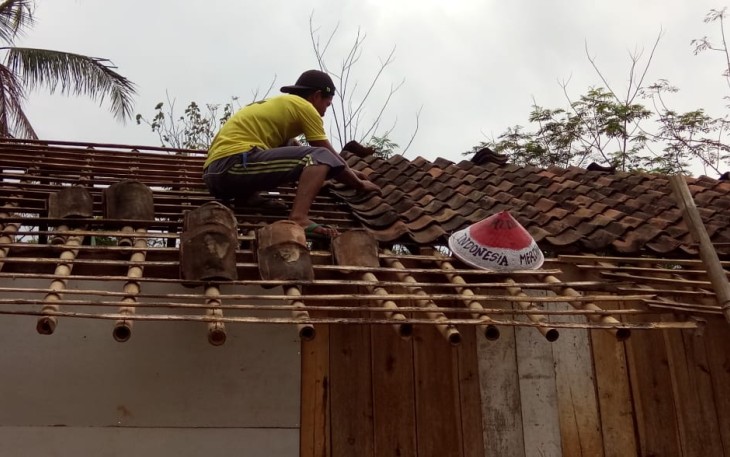 Percepat Pemasangan Genteng Rumah Satiyem