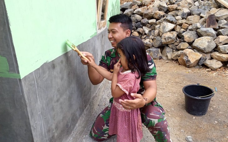 Satgas TMMD ajari Cica Gadis Kecil Warga Cilibang Mengecat