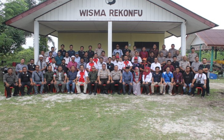 Kapolres Aceh Singkil AKBP.Andrianto Argamuda SIK didampingi Wakapolres Kompol Sutan Siregar SH dan para jajaran Polres Aceh Singkil foto bersama wartawan.