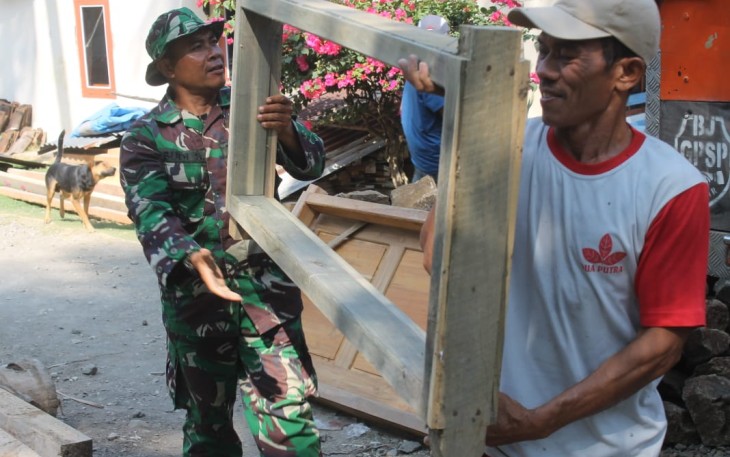 Dengan Semangat Gotong Royong Tercipta Kebersamaan dan Keakraban Satgas TMMD 106 bersama Warga