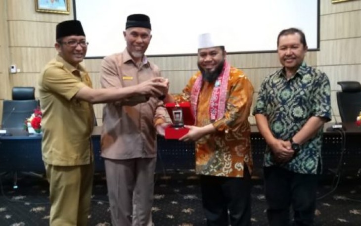 Wali Kota Bengkulu Helmi Hasan Foto Bersama Wali Kota Padang Mahyeldi  