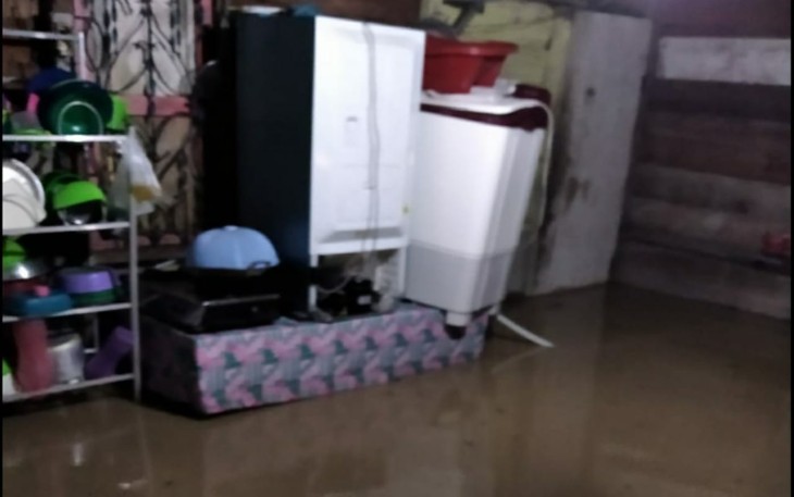 Tampak air saat menggenangi rumah warga di Kabupaten Aceh Singkil.