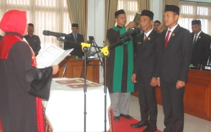 Ketua Pengadilan Negeri Bireuen Zufida Hanum SH MH Melakukan Pengukuhan Terhadap Rusyidi Muchtar SSos DPRK- PA dan Syauqi Futaqi DPRK - P Golkar Sebagai Ketua dan Wakil Ketua I DPRK Bireuen Periode 2019 - 2024 di Aula Gedung DPRK Bireuen Selasa 22 Oktober 2019.