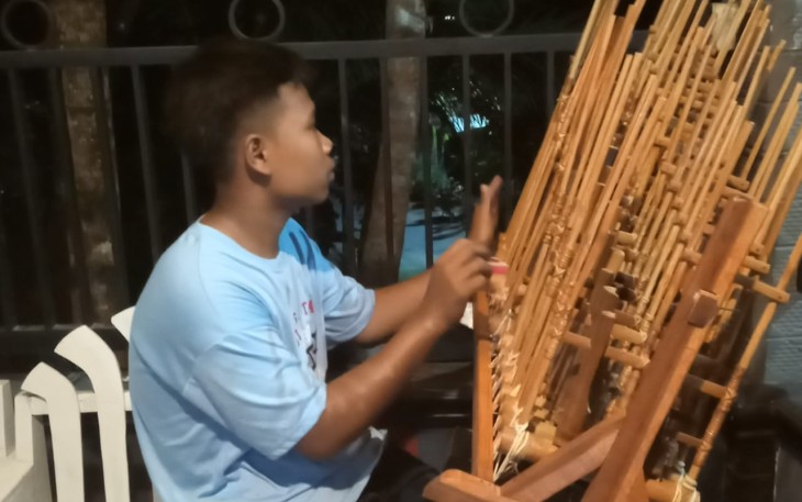 Latihan Kesenian Tek Tek bersama Satgas TMMD dan Remaja Bukti Keakraban TNI