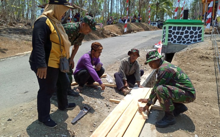 Kadus Saminah pun Ikut Arahkan Bangun Jembatan Kecil
