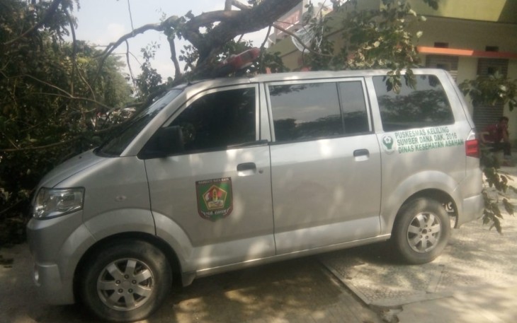 Cabang Pohon Besar Timpa Ambulance