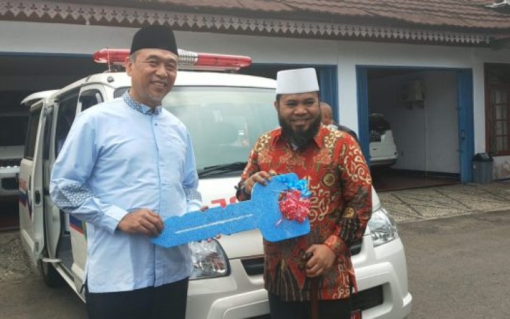 Wali Kota Helmi Hasan Salurkan Bantuan Ambulans 