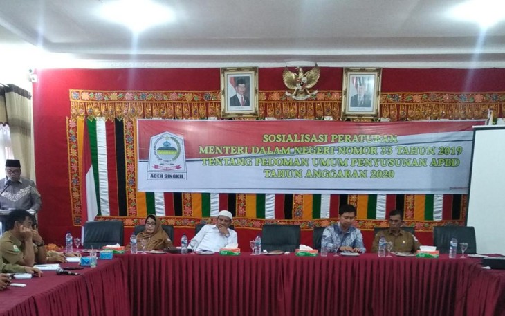 Bupati Aceh Singkil Dulmusrid saat nembuka sosialisasi.