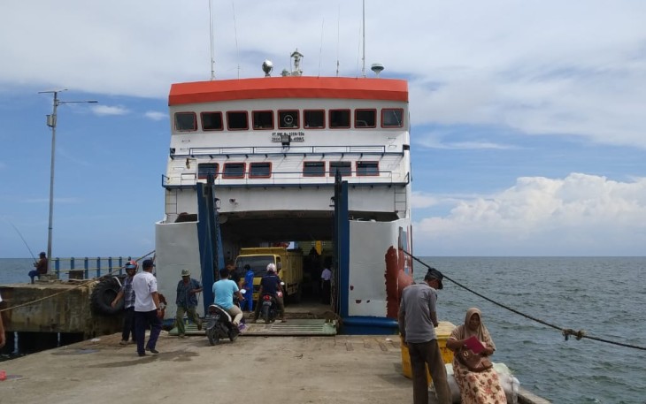 Kapal Ferry saat bersandar di Pelabuhan Singkil.