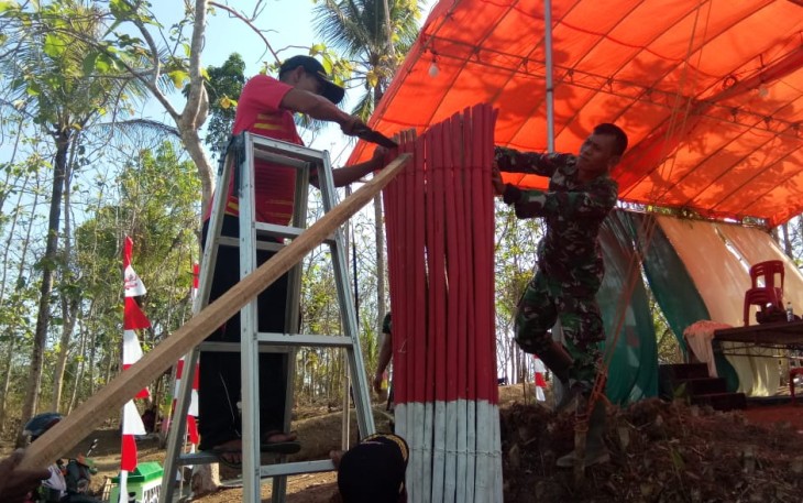 Satgas TMMD 106 Kodim dan Warga Rapikan Gapura 