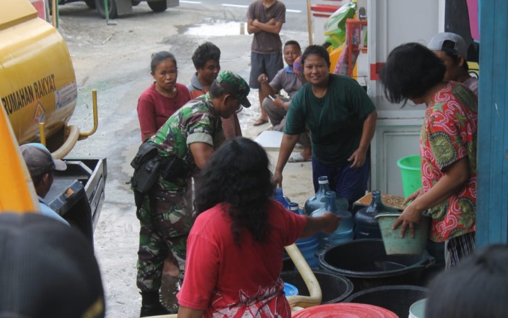 Warga Rela Basah Basahan Mengantri Air Bersih