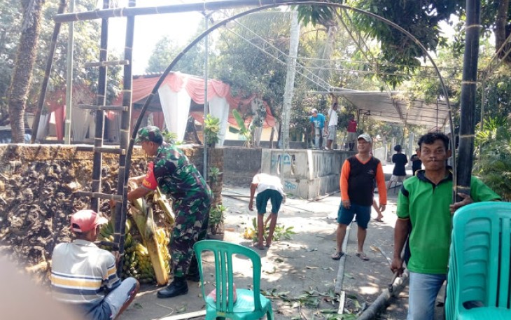 Babinsa Manisrenggo Bantu Persiapan Pernikahan Warga