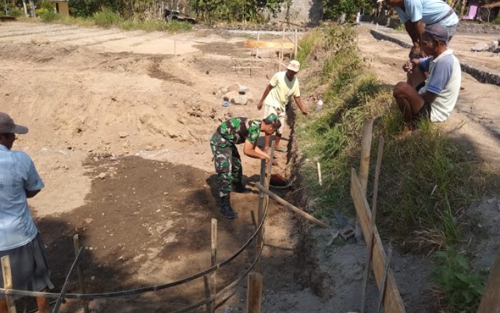 Warga Gandeng Babinsa Gotong Royong Buat Embung