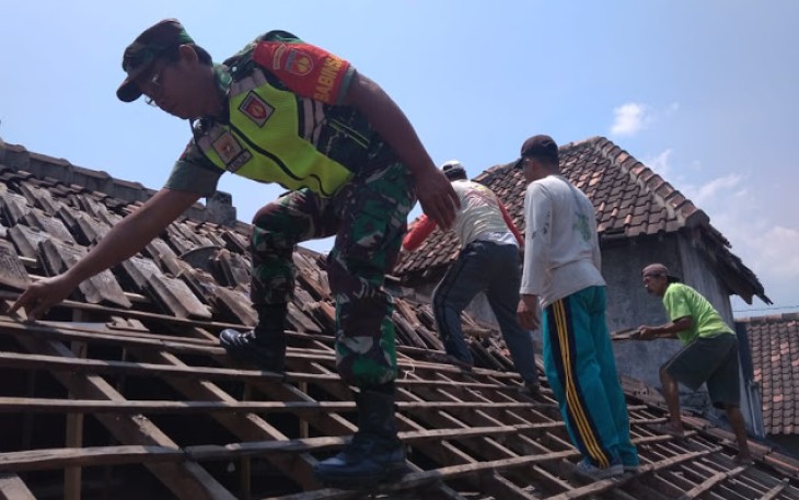 Babinsa Trucuk Gotong Royong Perbaiki Atap Rumah Warga