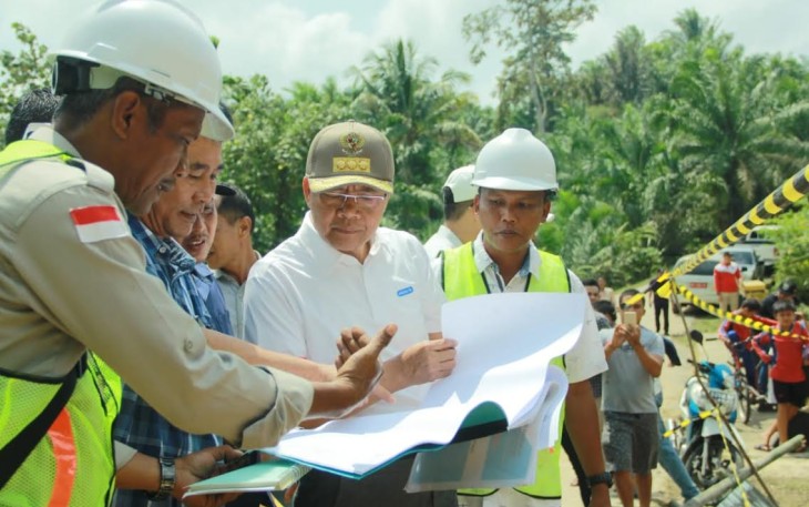 Gubernur Bengkulu pada kunjungan kerjanya di Bengkulu Selatan sejak 2 hari lalu melakukan peninjauan secara langsung di 2 titik lokasi longsor