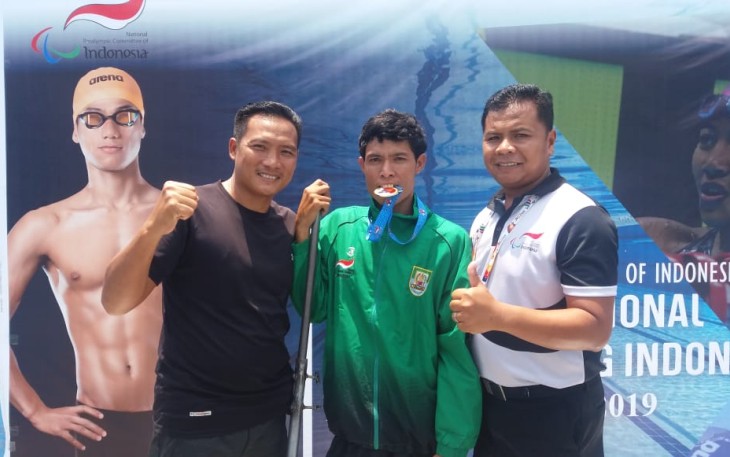 Herman Hadi (Tengah) saat menjuarai cabor renang dengan gaya dada 100 M