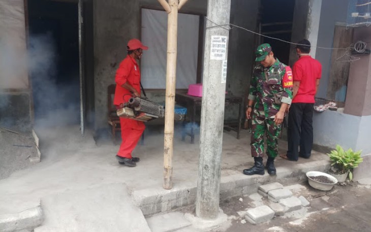 Cegah DBD Babinsa Lakukan Fogging di Wilayahnya