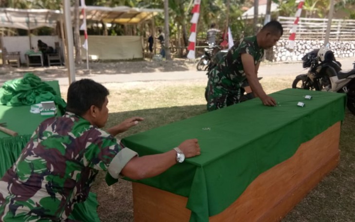 Anggota TNI Merenpel Kain Untuk Meja Tamu Undangan