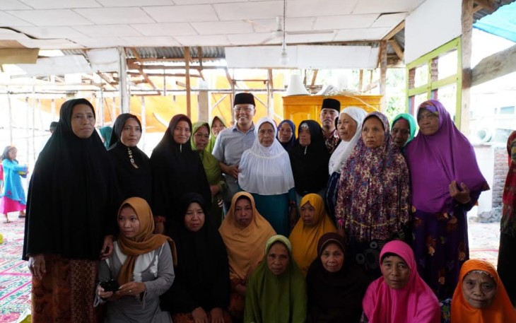 Foto bersama Rohidin Mersyah bersama warga