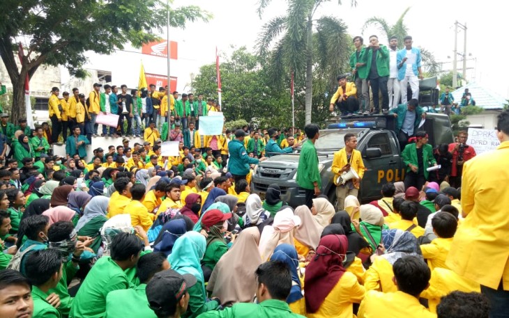 Aliansi Mahasiswa pase demo di depan DPRK Lhokseumawe