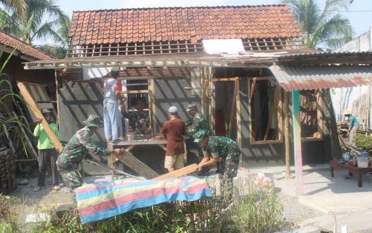 Rumah Nadir dalam Tahap Pemasangan Genting di Program TMMD